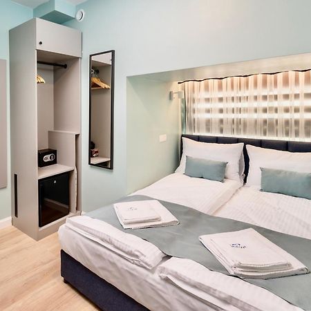 Jess Inn Hostel Rondo Charles De Gaulle Warsaw Exterior photo