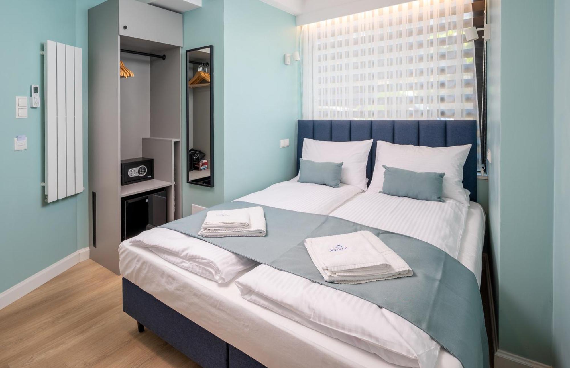 Jess Inn Hostel Rondo Charles De Gaulle Warsaw Exterior photo