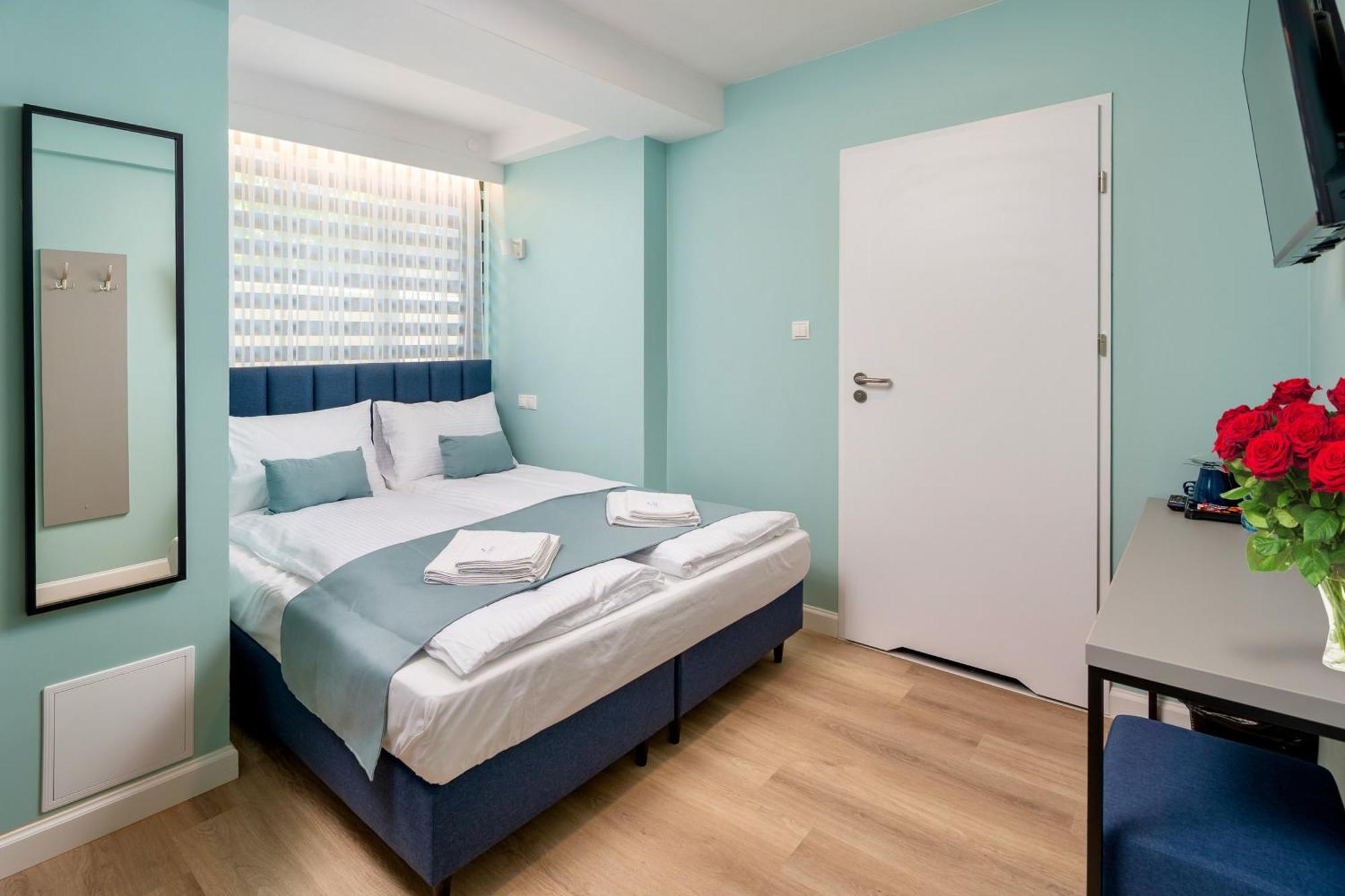 Jess Inn Hostel Rondo Charles De Gaulle Warsaw Exterior photo