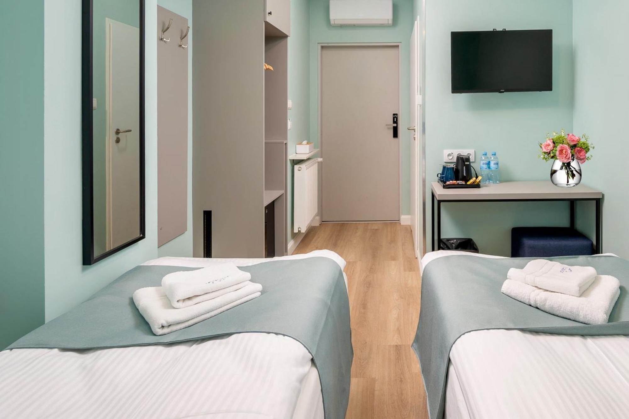Jess Inn Hostel Rondo Charles De Gaulle Warsaw Exterior photo